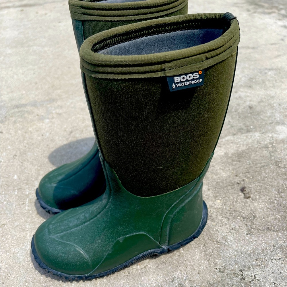 Bogs waterproof rain boots. All weather boots youth size 3.5